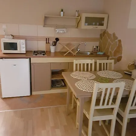 Apartment Rozsa 2 *